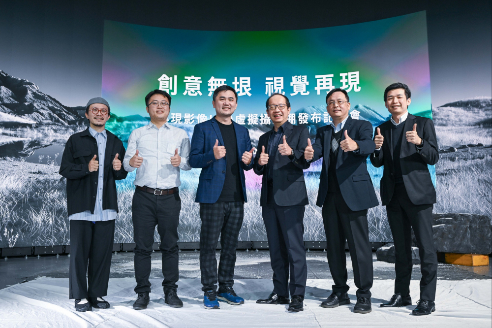 友達光電與再現影像攜手，於中影製片廠建置全台首座提供嶄新一站式整合服務的LED虛擬製作攝影棚（圖左至右：再現影像視覺總監郭憲聰、再現影像營運總監黃棨雋、再現影像藝術總監與導演紀柏舟、友達光電技術長廖唯倫、友達光電系統設計製造服務事業總部副總經理曾天龍、友達光電系統產品事業資深處長蘇聖倫）