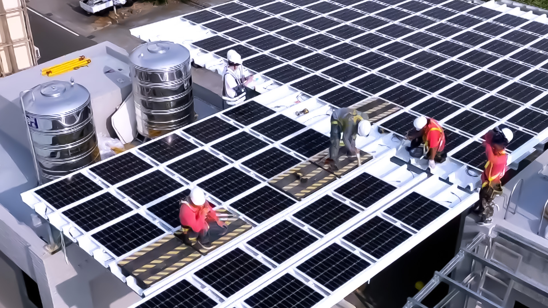 友達著力於替代能源之技術研發，如光電浪板的相關製程、設備與產品，其中所開發之光電整合型浪板，減少傳統金屬支架安裝，更提升耐候度，可廣泛運用於多元場域，並輔助建築達到淨零碳排目標